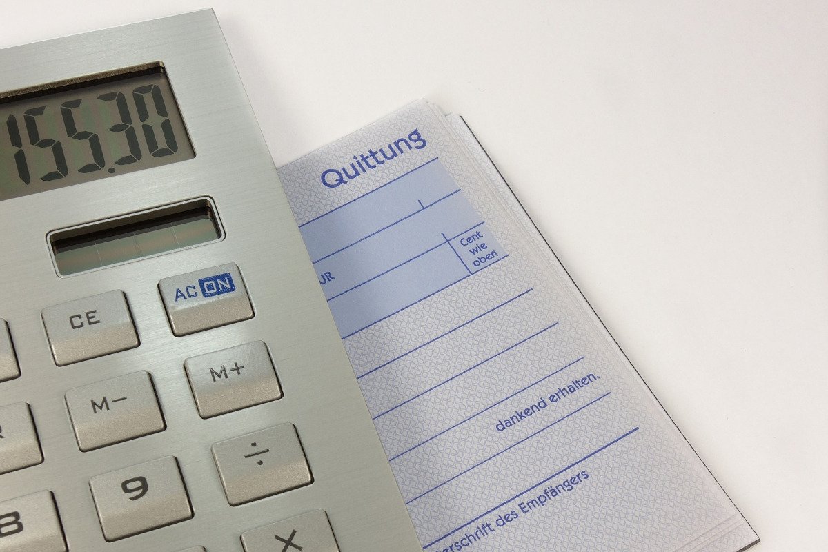 Taschenrechner und Unterlagen für betriebliche Steuererklärungen